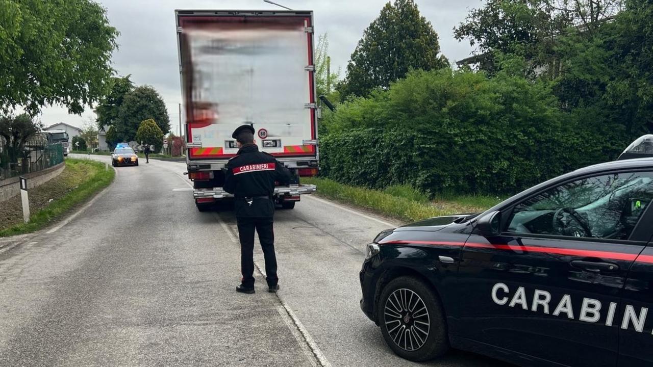 I carabinieri sul luogo dell'incidente