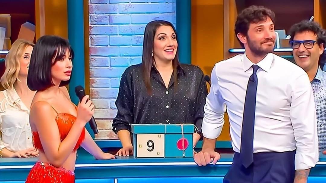 Affari Tuoi, Martina Miliddi danza con Herbert Ballerina e sorprende Stefano De Martino: standing ovation in studio