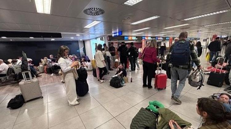 Caos aeroporti, EasyJet lascia a terra 121 passeggeri: malori e svenimenti