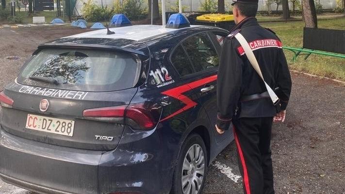 Violenta lite tra giovani, poi nascondono un tondino di ferro in auto: denunciato un giovane