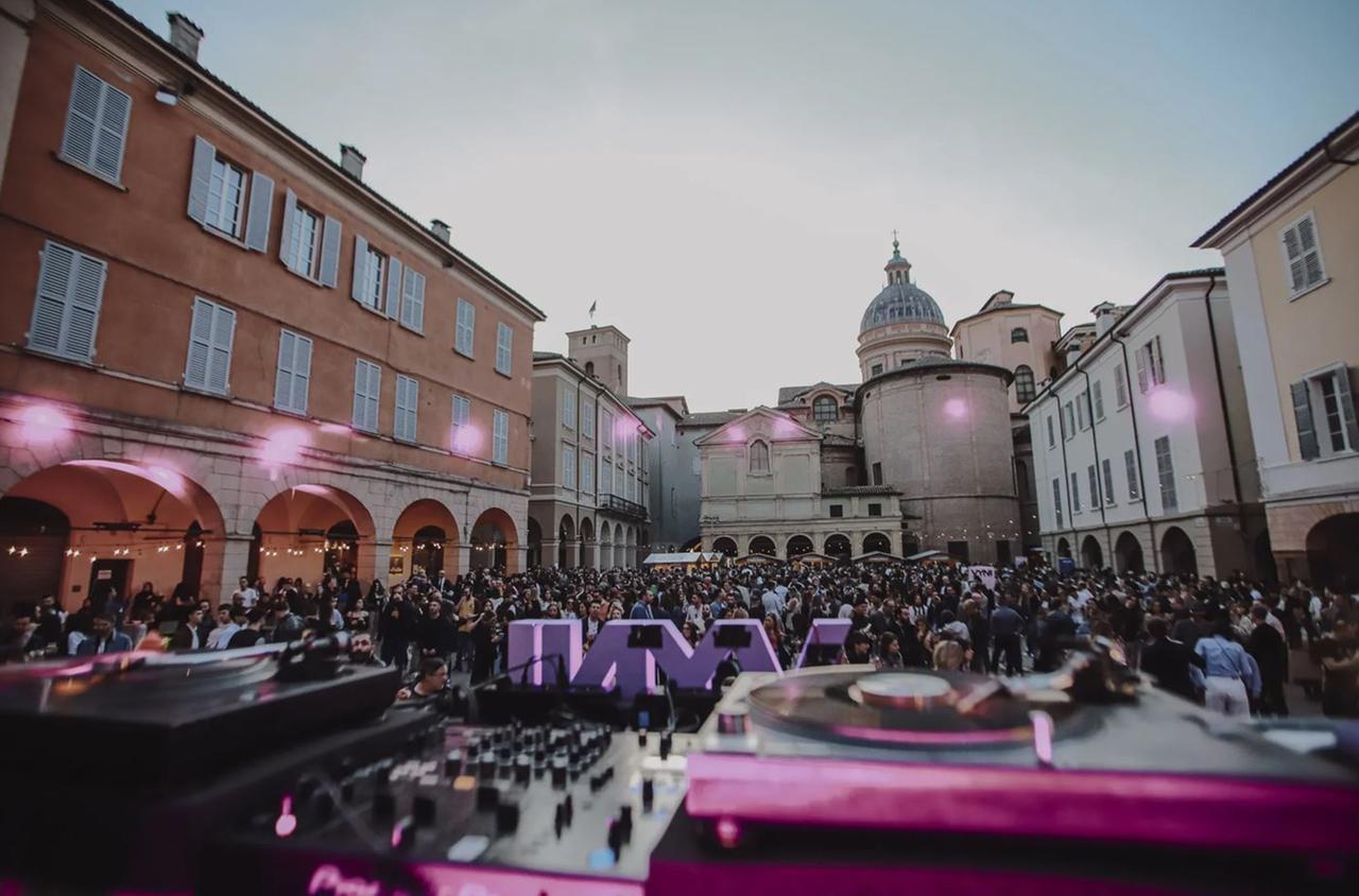 VYNI torna a Reggio Emilia: 10 cose da sapere sul festival tra vino, vinili e musica. E il super ospite “segreto”