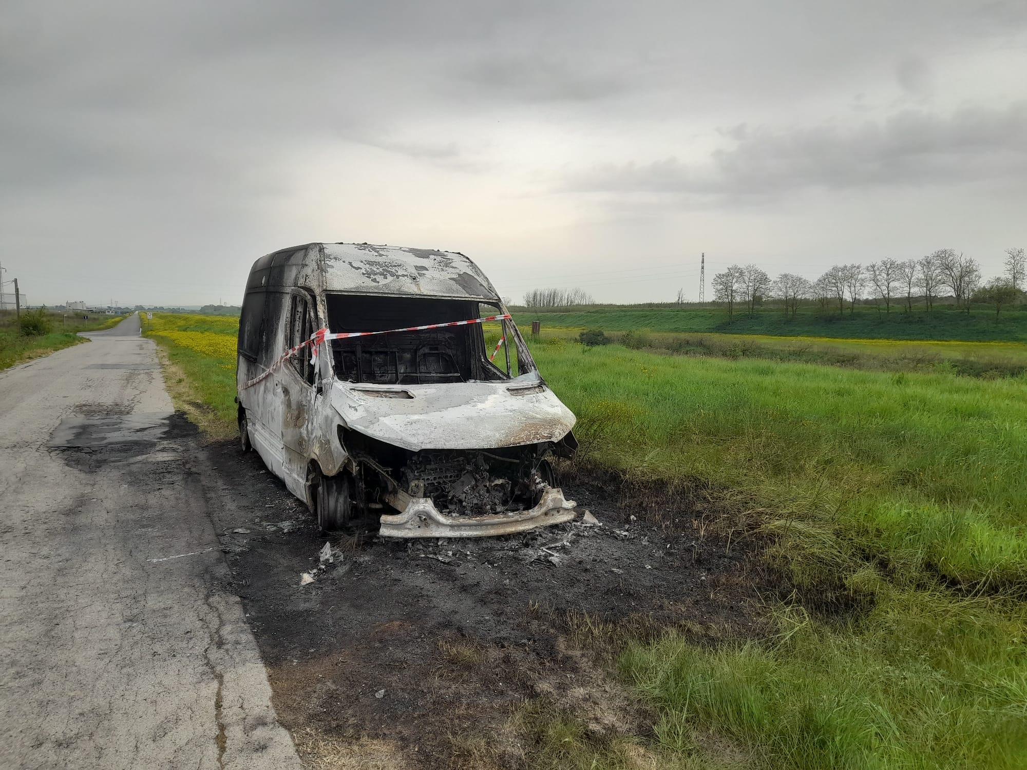Il furgone distrutto dalle fiamme