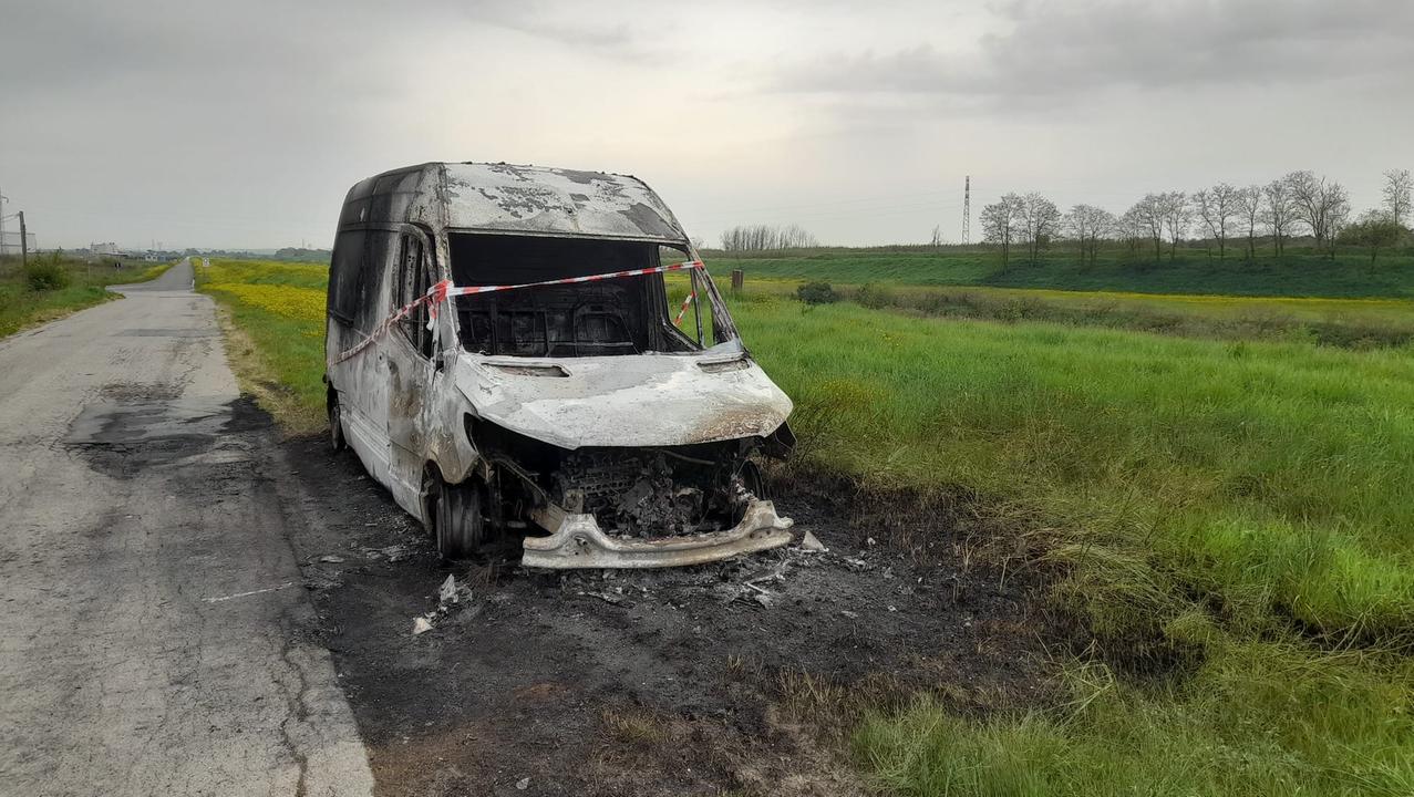 Il furgone distrutto dalle fiamme