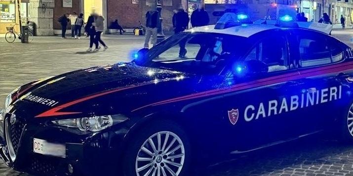 Ferrara, aggredisce il personale del 118 e si scaglia contro i carabinieri
