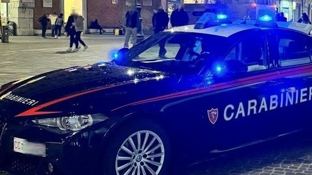 Ferrara, aggredisce il personale del 118 e si scaglia contro i carabinieri