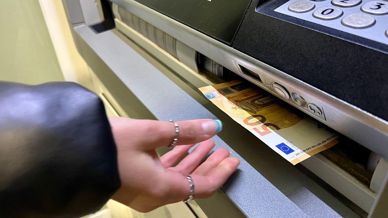 
	Al prete sono stati rubati i soldi

