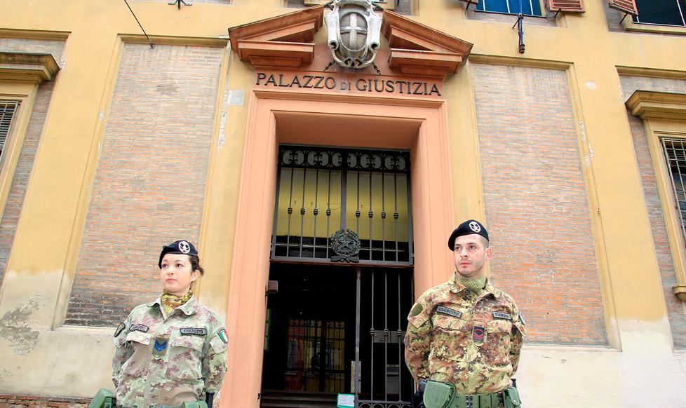 Pretese il “pizzo” da due negozi, catanese a processo