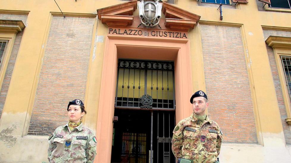 Pretese il “pizzo” da due negozi, catanese a processo