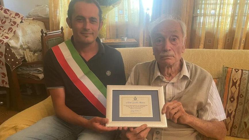 La targhetta per i 50 anni di servizio