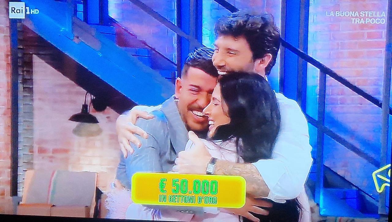 Affari tuoi, da Stefano De Martino trionfa la futura sposina sarda Sara Oggiano: vinti 54mila euro