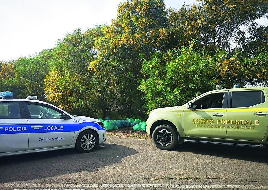 Abbandona 24 bustoni di rifiuti, algherese denunciato dopo le segnalazioni