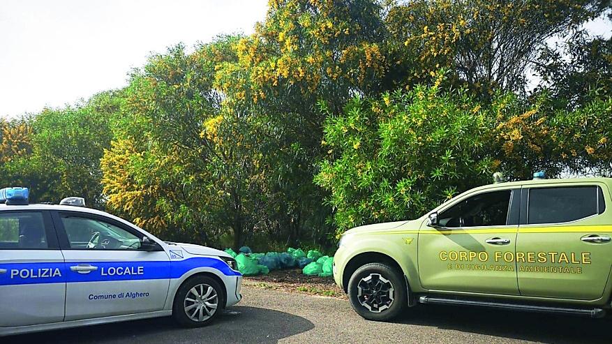 Abbandona 24 bustoni di rifiuti, algherese denunciato dopo le segnalazioni