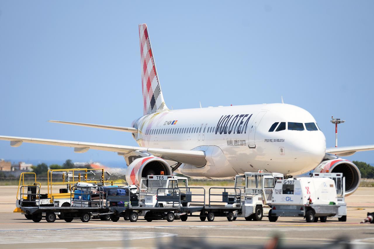 Volotea, pagare il biglietto potrebbe non bastare più: arriva il supplemento prima di imbarcare – Ecco perché