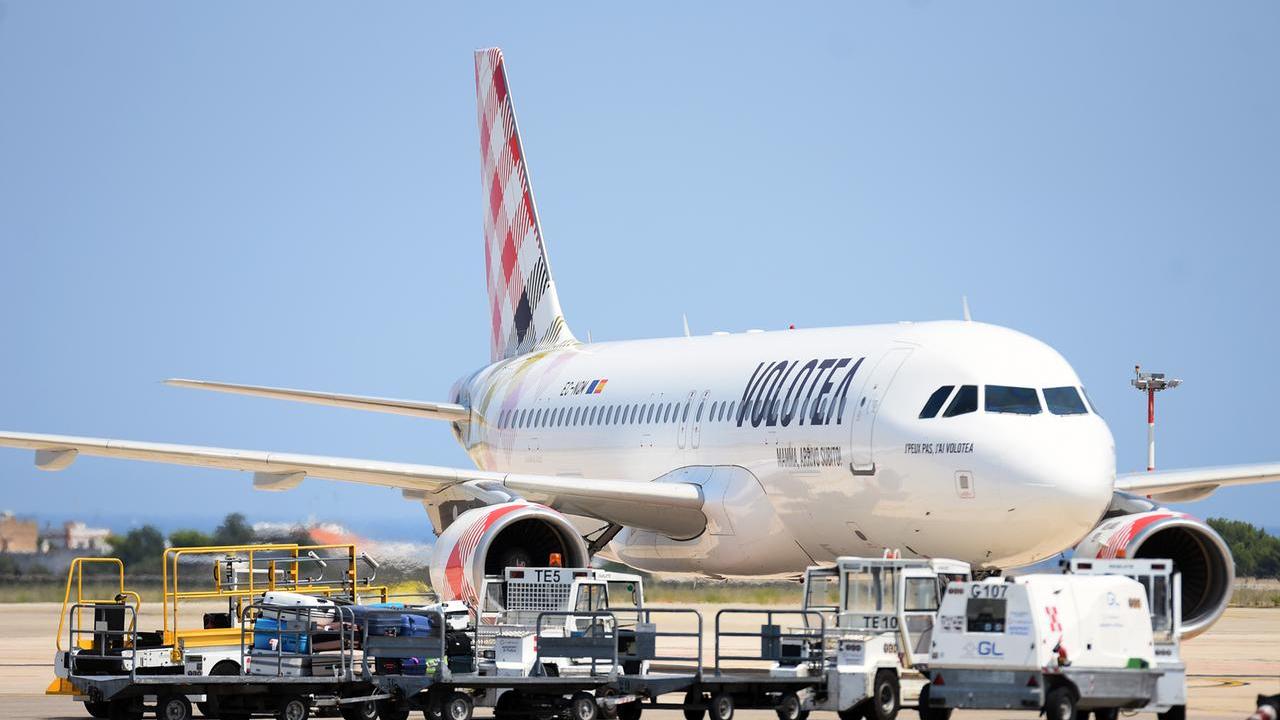 Volotea, pagare il biglietto potrebbe non bastare più: arriva il supplemento prima di imbarcare – Ecco perché