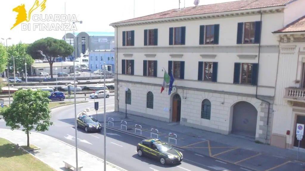 Viareggio, portano in Svizzera oltre un milione di euro: segnalati all’Agenzia delle Entrate come evasori