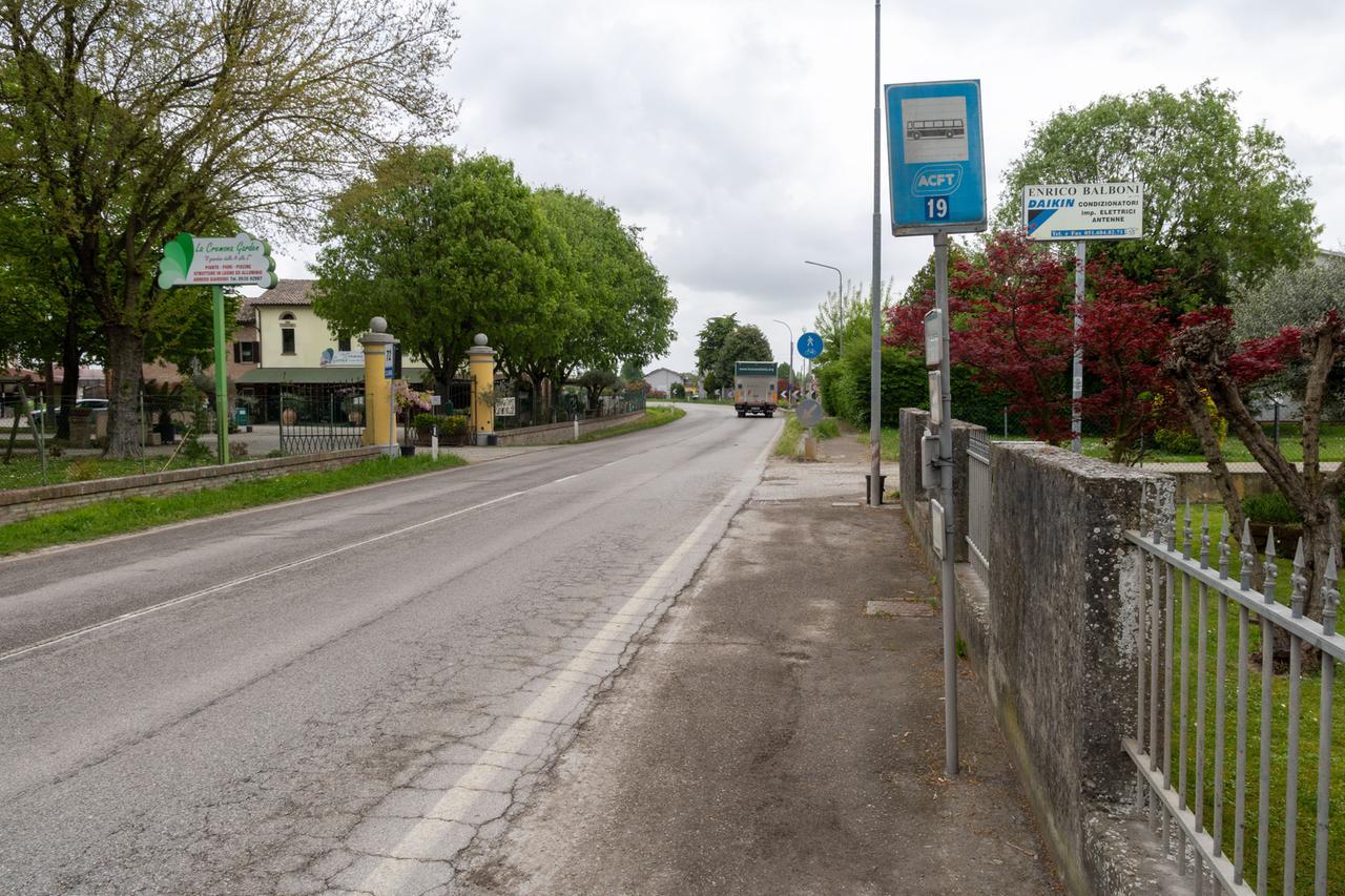 Investito da un camion mentre va a prendere il bus. Il 15enne frequenta una scuola di Ferrara