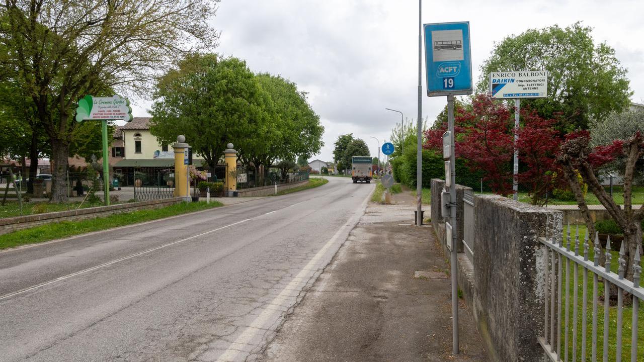 Investito da un camion mentre va a prendere il bus. Il 15enne frequenta una scuola di Ferrara