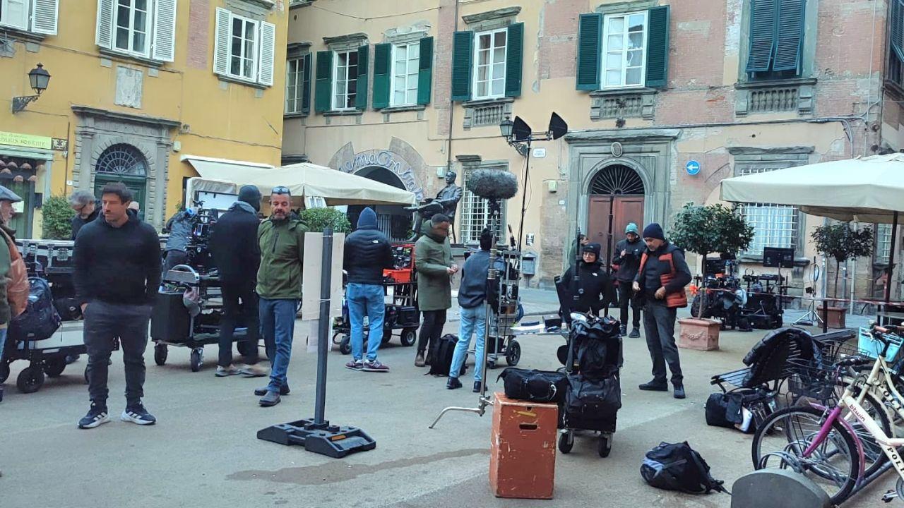 Una troupe impegnata nelle riprese nel centro di Lucca (archivio)