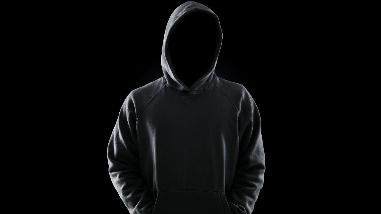 L'uomo aveva il volto travisato