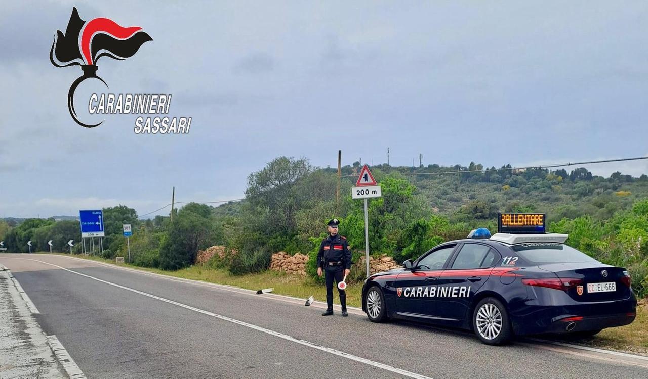 Paletti sradicati e pietre sulla carreggiata: i carabinieri denunciano sei minorenni