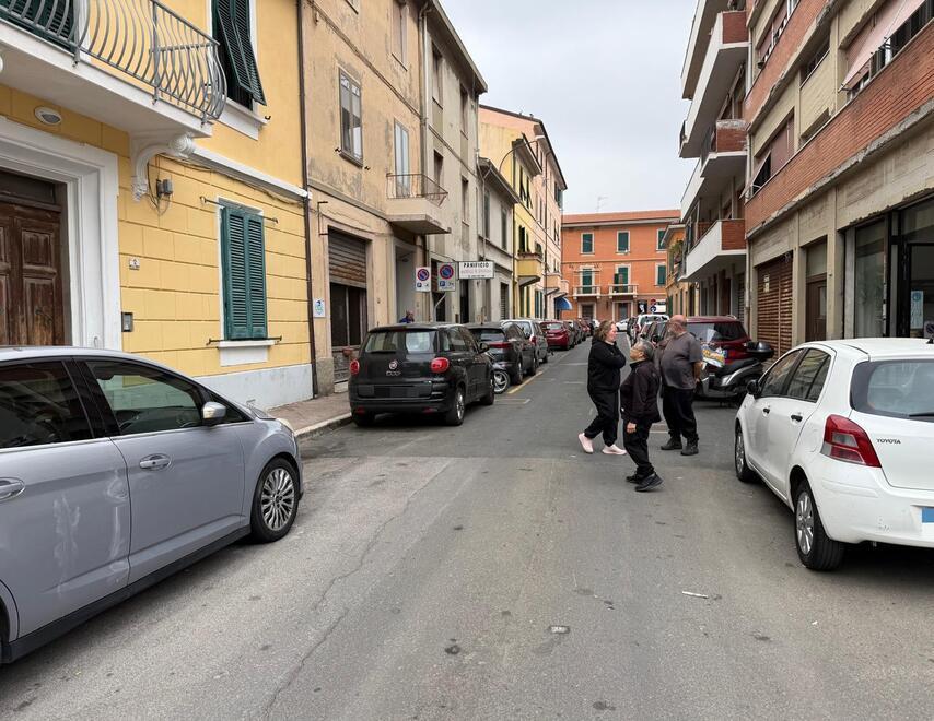 
	Uno scorcio di via Battisti a Piombino


