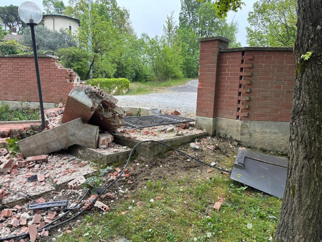 Sbanda e sfonda il cancello e il muro di un’abitazione, poi fugge. Il proprietario: «Strada pericolosa»