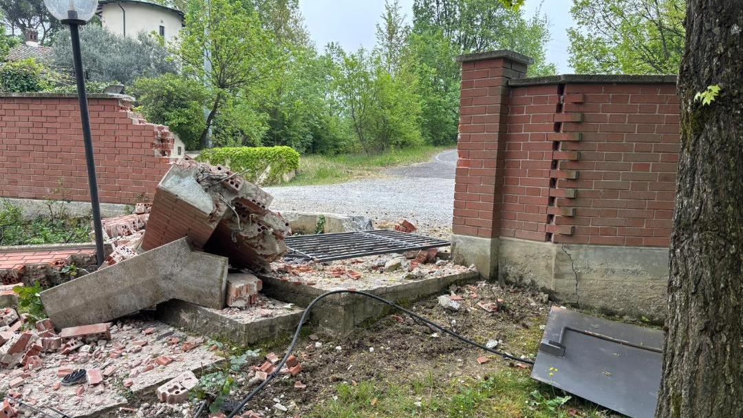 Sbanda e sfonda il cancello e il muro di un’abitazione, poi fugge. Il proprietario: «Strada pericolosa»
