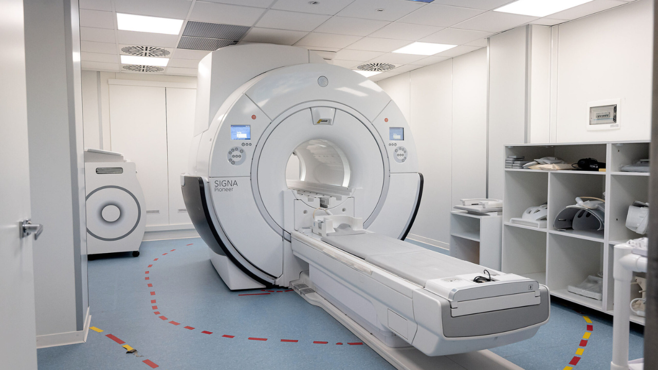 Pietrasanta, 26enne costretta a letto dalla malattia: «Per le visite devo fare migliaia di chilometri»