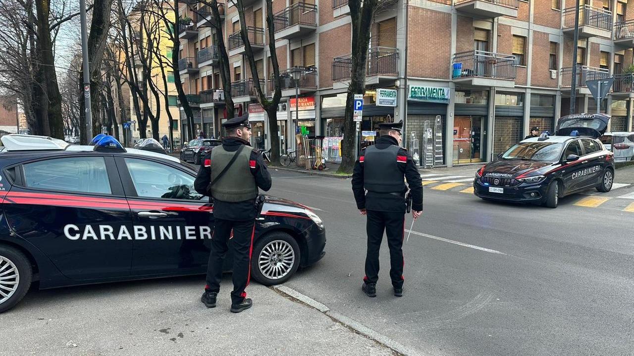 Armato di un coltellaccio minaccia le persone in piazzale Marconi: bloccato dai carabinieri e dall’esercito