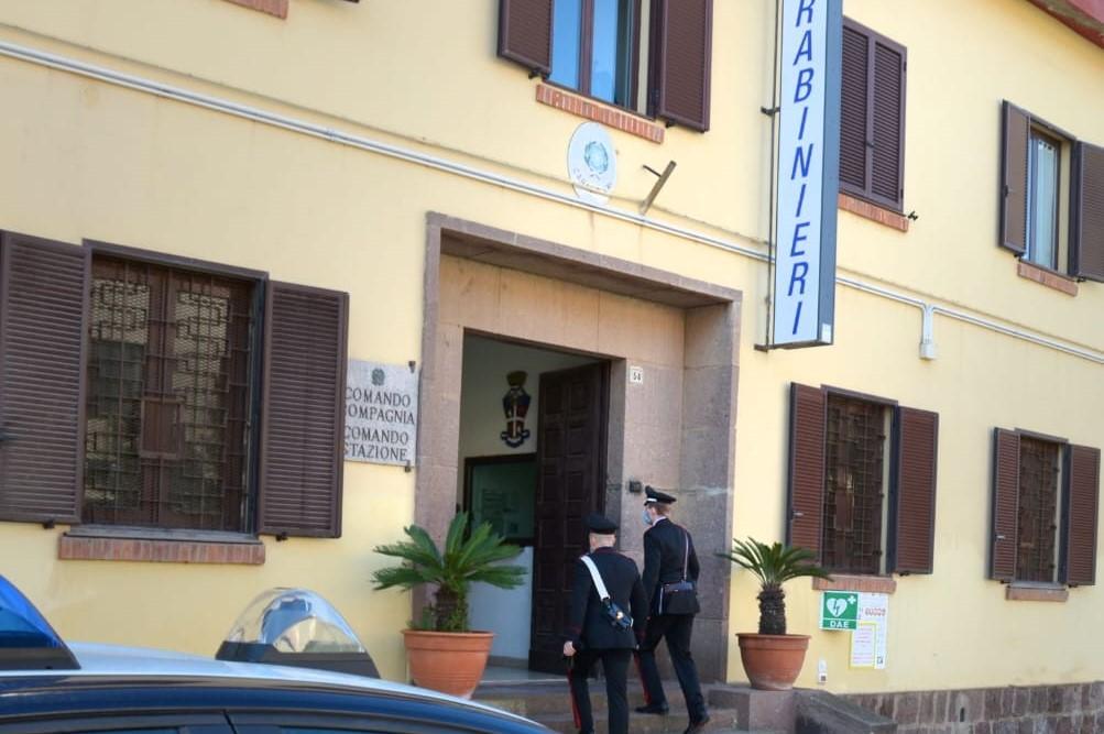 Musica ad alto volume in un locale del centro, all’arrivo dei carabinieri la titolare li aggredisce: arrestata