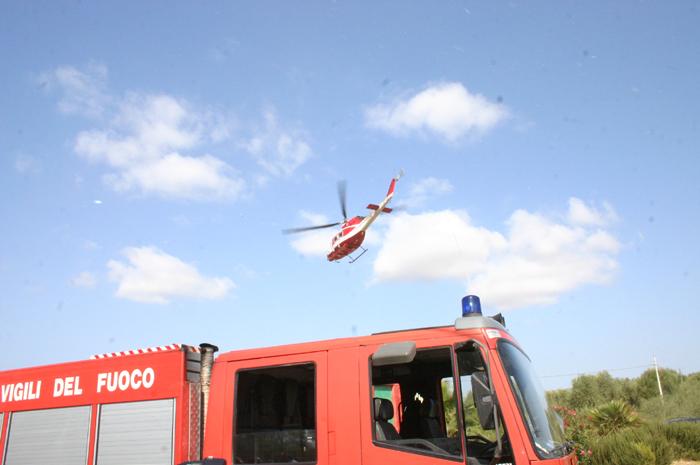 Centra il guardrail ed esce di strada, grave un automobilista