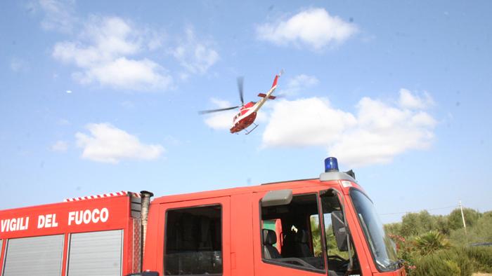 Centra il guardrail ed esce di strada, grave un automobilista