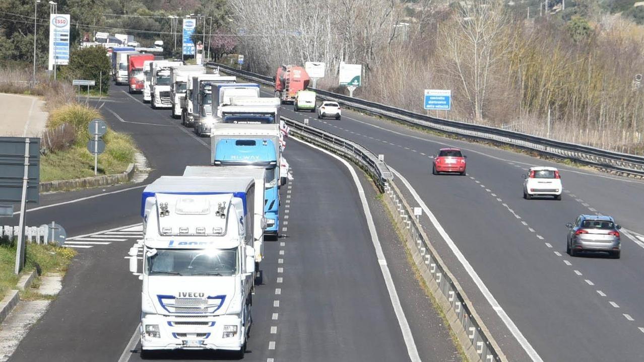 Caro carburanti, il racconto dell’autotrasportatore sardo: «Per un pieno al tir pago 300 euro in più»