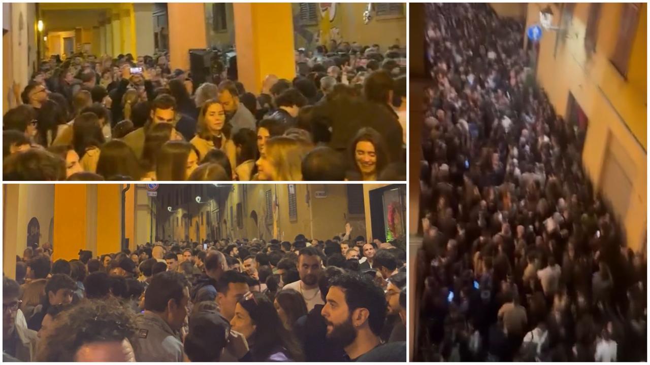 
	Il fiume di gente in via Carteria

