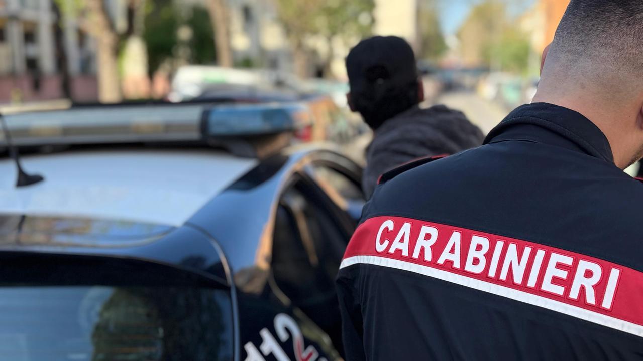 Spacciava marijuana e cocaina in una stanza d’albergo, dopo un anno arriva la sentenza