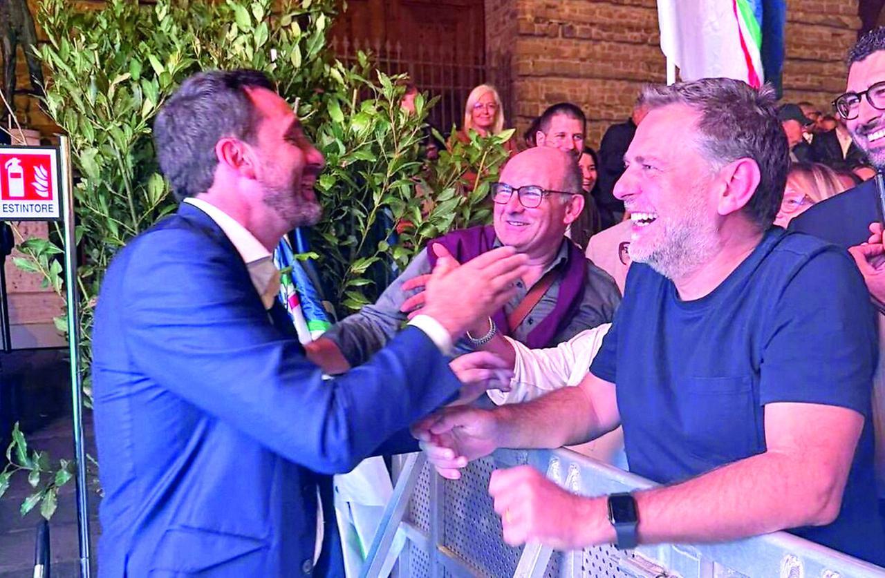 
	Gianluca Banchelli (a destra) con Alessandro Tomasi durante la campagna elettorale delle regionali

