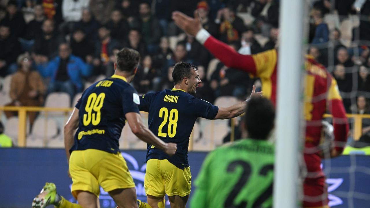 Catanzaro-Modena 2-2: Adorni esulta dopo il gol del momentaneo 1-1