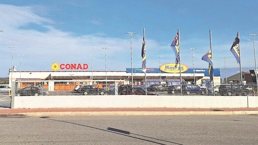 Bimba lasciata in auto, il direttore del market: «I genitori hanno rischiato il linciaggio»