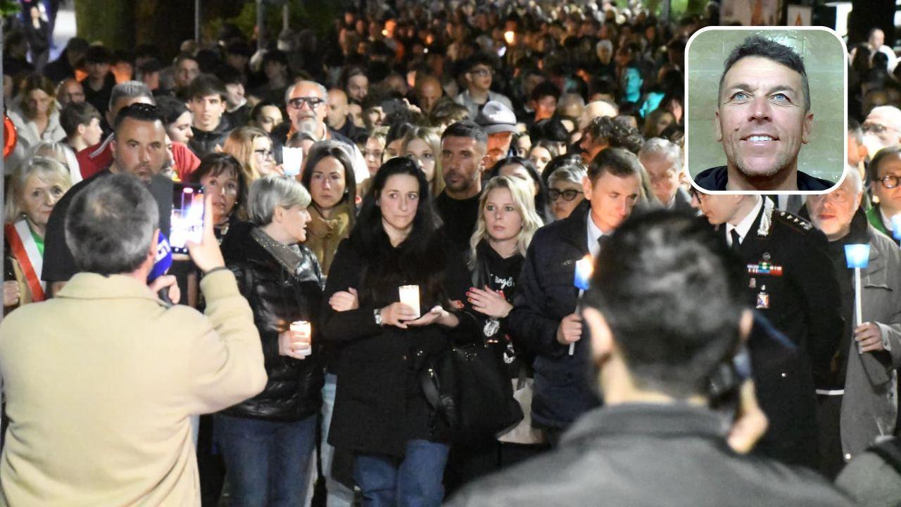 Morte Giacomo Bongiorni, la fiaccolata in centro a Massa: migliaia di persone. In prima fila la compagna, la madre in lacrime – Diretta