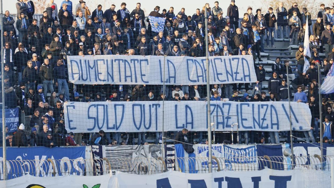 Un polemico striscione dei tifosi del Prato allo stadio Lungobisenzio