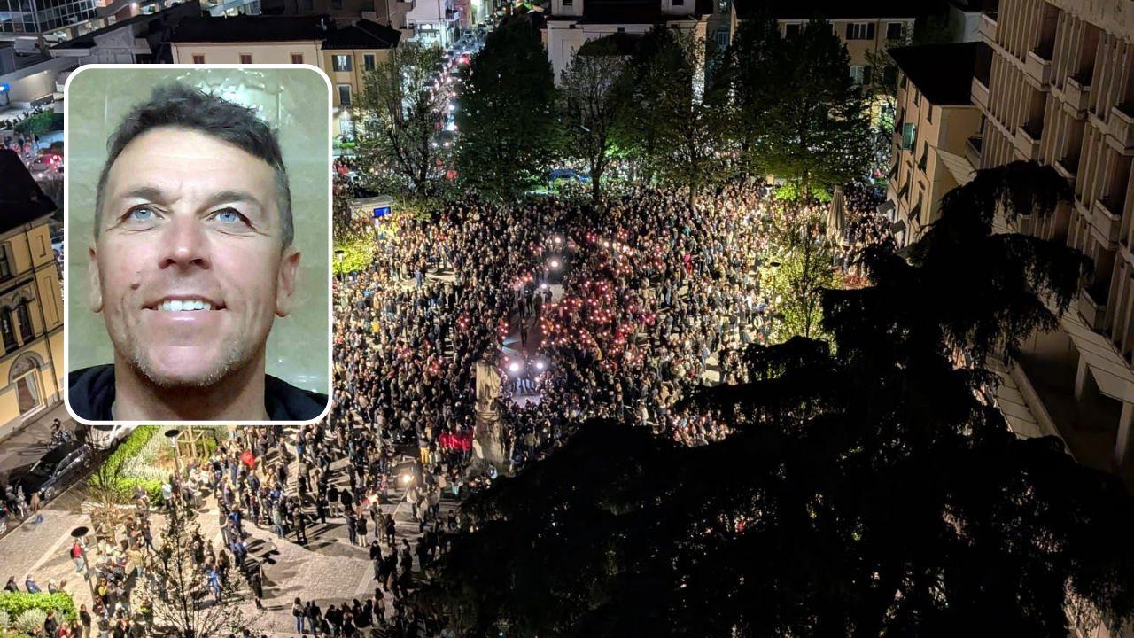 Giacomo Bongiorni e una veduta della fiaccolata a Massa