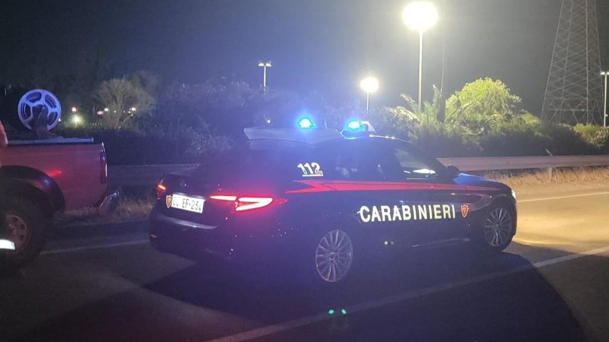 Donna precipita dal terzo piano e muore, indagano i carabinieri: non si esclude il femminicidio