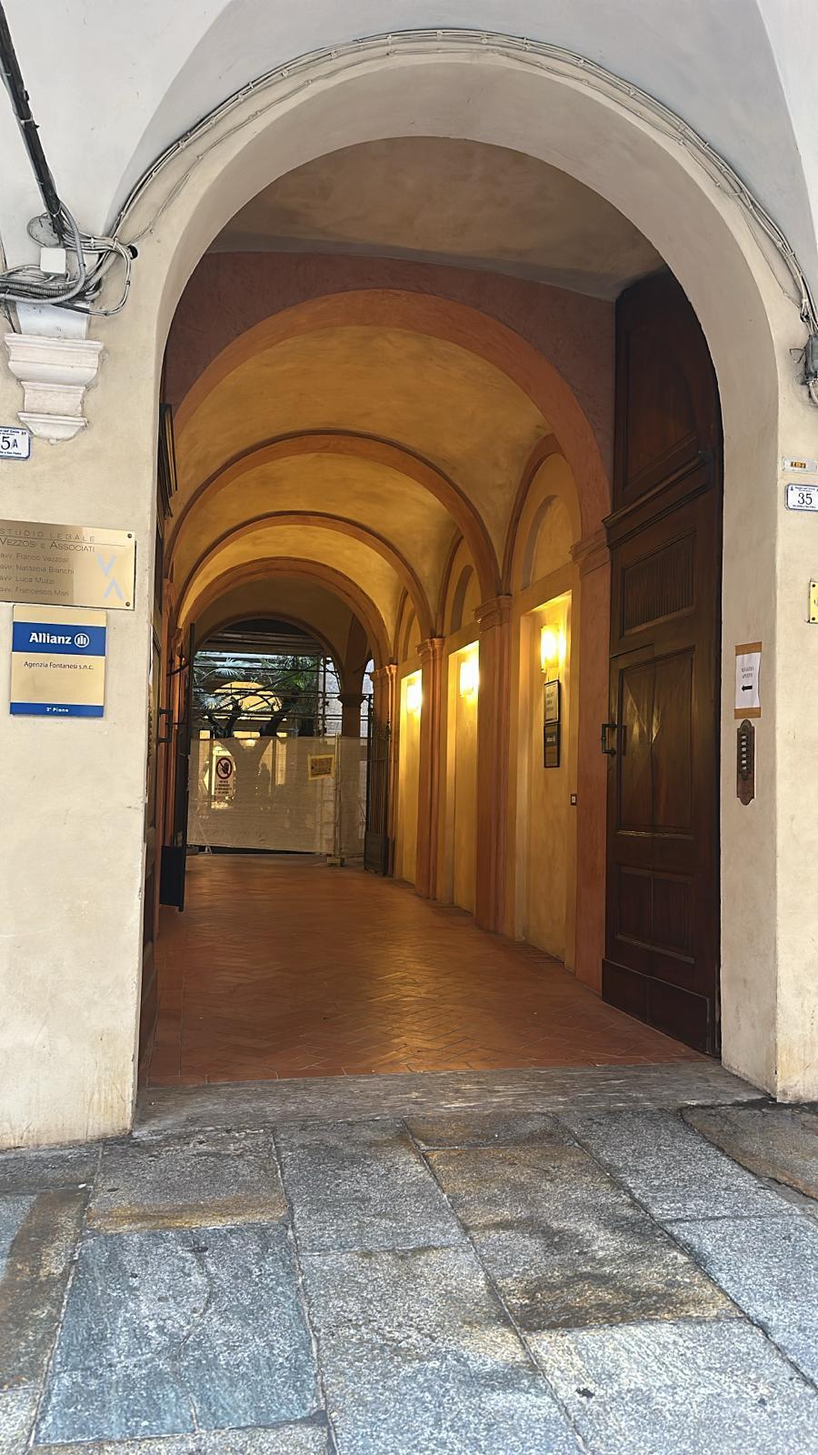 Ladri in pausa pranzo in  un appartamento del centro storico: approfittano di un cantiere, entrano dalla finestra e rubano. Bottino da 6mila euro