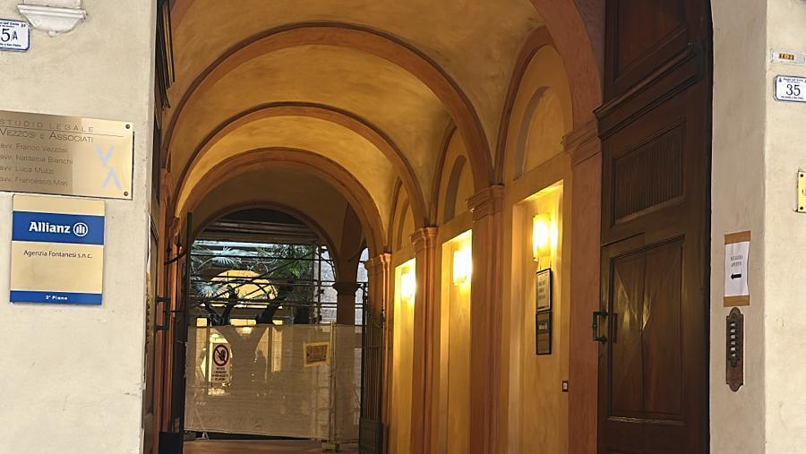 Ladri in pausa pranzo in un appartamento del centro storico: approfittano di un cantiere, entrano dalla finestra e rubano. Bottino da 6mila euro