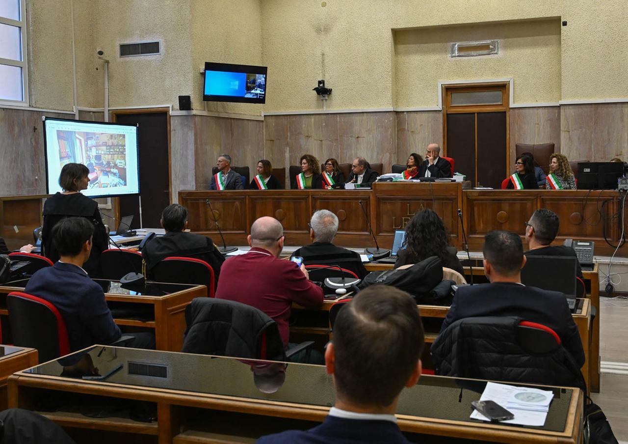 Duplice omicidio di via Ghibli, ricostruita la scena del crimine: in aula è il giorno del Ris