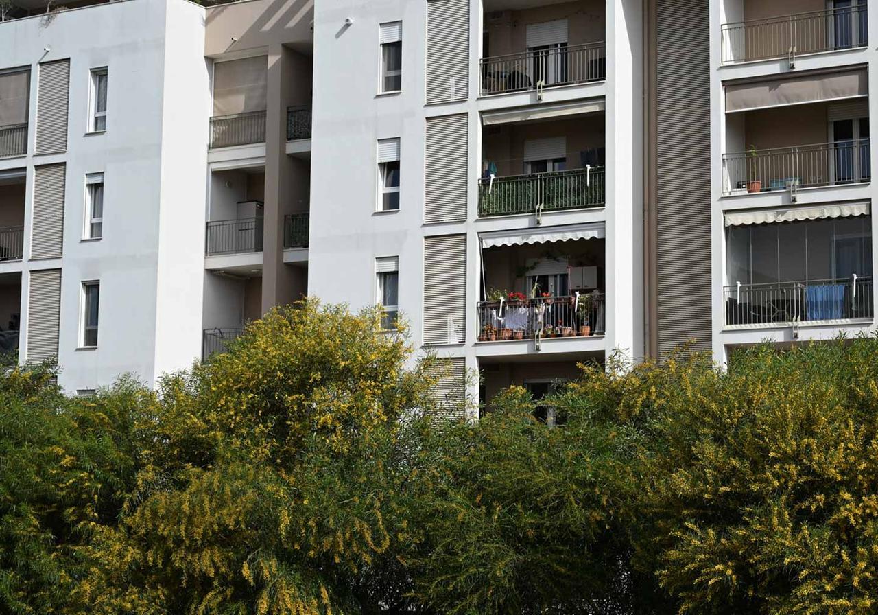 Morta per la caduta dal terzo piano, si indaga per omicidio: disposta l’autopsia