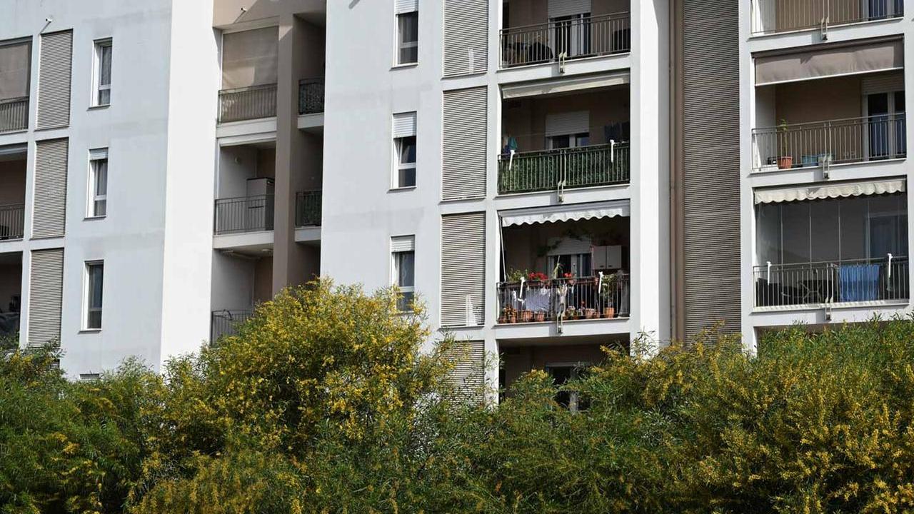 Morta per la caduta dal terzo piano, si indaga per omicidio: disposta l’autopsia