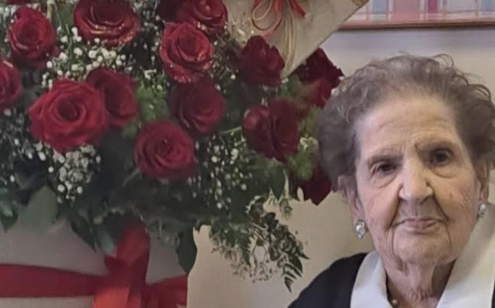 Rose rosse e candeline sulla torta al cioccolato: ecco la festa per l’ultracentenaria della Sardegna