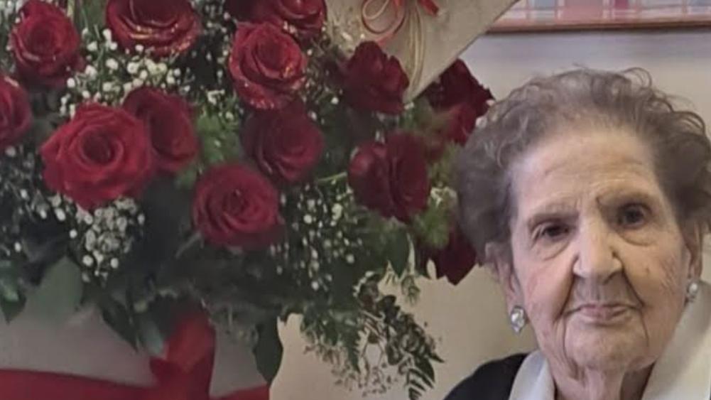 Rose rosse e candeline sulla torta al cioccolato: ecco la festa per l’ultracentenaria della Sardegna