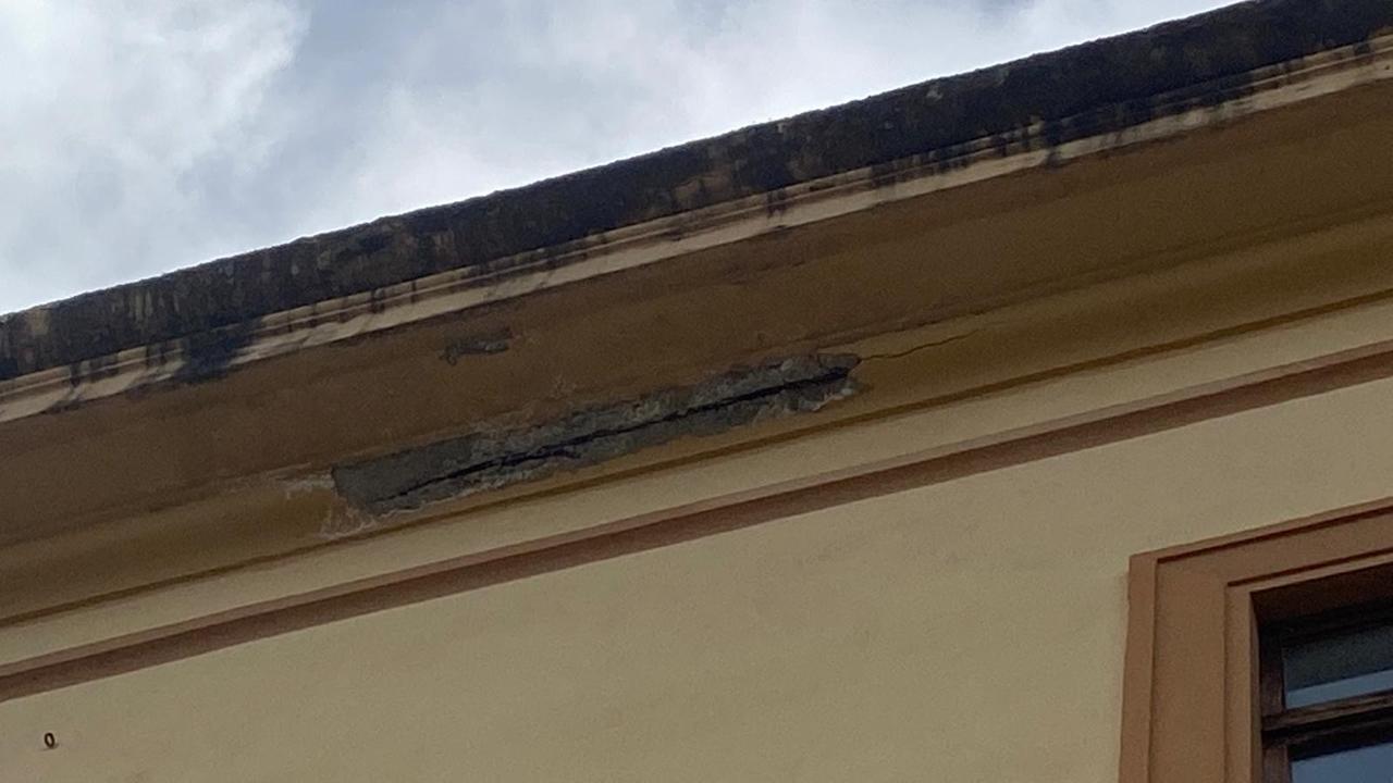 Tragedia sfiorata, crolla il cornicione della scuola poche ore prima dell’inizio delle lezioni